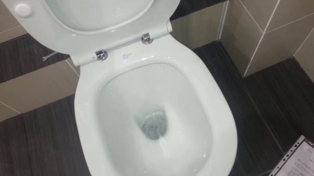 Унитаз Ideal Standard AquaBlade. Смыв воды. Безободковый унитаз. смотреть онлайн