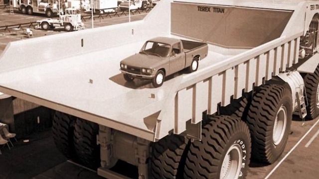 Известный карьерный самосвал, в кузове которого развернулась легковушка! | Terex 33-19 Titan смотреть онлайн