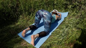 Расслабляющий фитнес на природе. Фитнес девушка