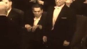 Шолохов получает Нобелевскую премию.