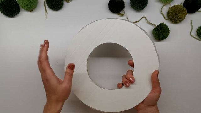 Не надо уметь шить или вязать! Эффектный новогодний декор из помпонов