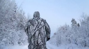 Мотособака Мужик  сквозь глубокий снег пробирается  в лес