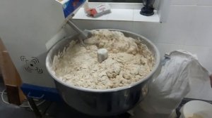 Замес теста и формовка натурального хлеба.