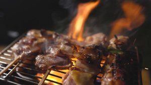 Отдыхает в новой палатке в день неожиданного сильного дождя