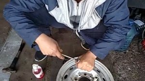 как вставить вентиль в диск не разберая колесо