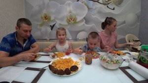 МУКБАНГ ГОВЯЖЬИ КОТЛЕТЫ С МАКАРОНАМИ ДЛЯ БОЛЬШОЙ СЕМЬИ / ДРУЖНАЯ СЕМЬЯ