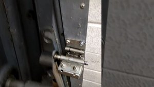 Уход за секционными воротами ZAIGER и ржавеют ли петли?