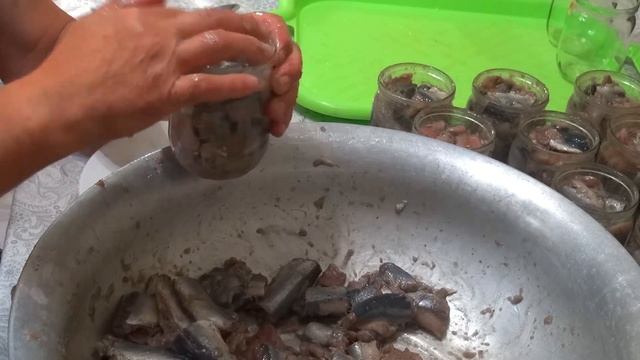 Вкусные рыбные консервы. Рыба в масле и рыба в томате-сравниваем на вкус.Консервы из салаки.