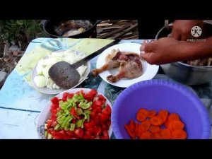 Влог. Узбеки готовят в казане гуся. Я жарю овощи на мангале.