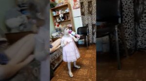 К нам приходит Настя.поет моя доча Валерия