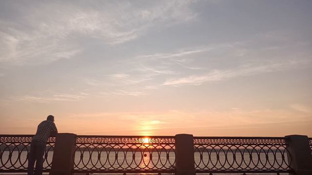 закат на набережной Самары тепло много народу гуляет 17.06.2023