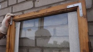 Подготовка оконной рамы к покраске лаком.