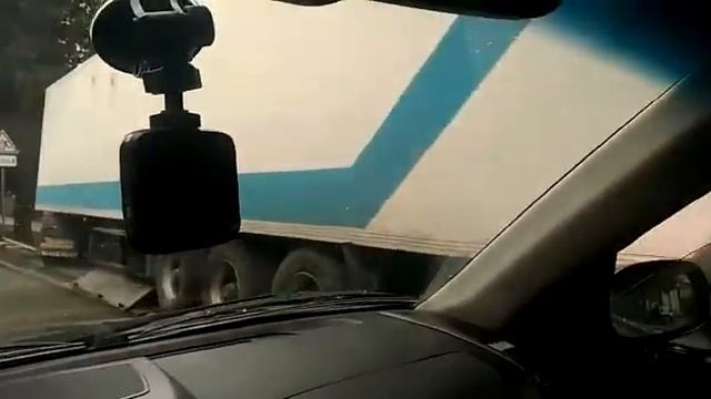 Большегруз снес дерево в Сочи 23.03.2018 смотреть онлайн