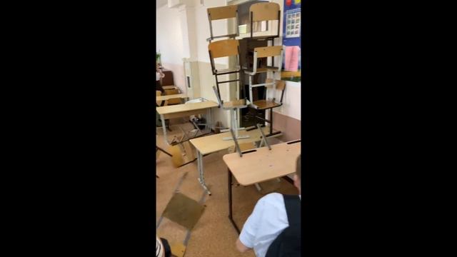 Построил и сломал башню из стульев в школе смотреть онлайн