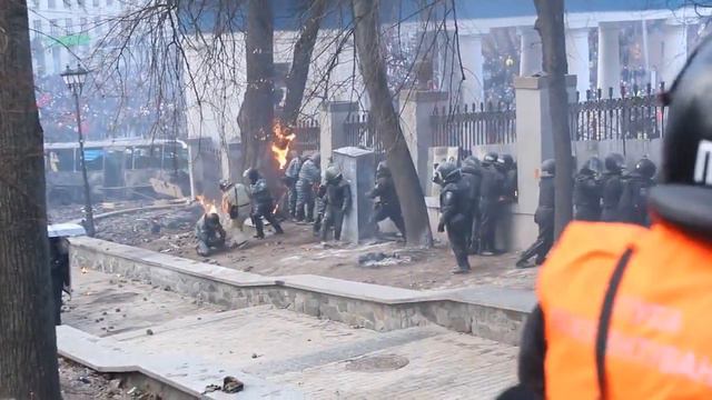 Шокуюча ПОДІЯ!!! як в беркут кидают коктейли Молотова! смотреть онлайн