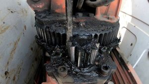 Вода в редукторе поворота башни манипулятора!!! Откуда? Почему зимой не крутится башня!!!