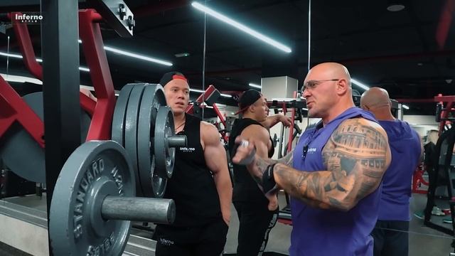 Лютый кач на сходке №9 с русским Филом Хитом смотреть онлайн