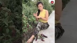 Китайская девушка строитель впечатляет