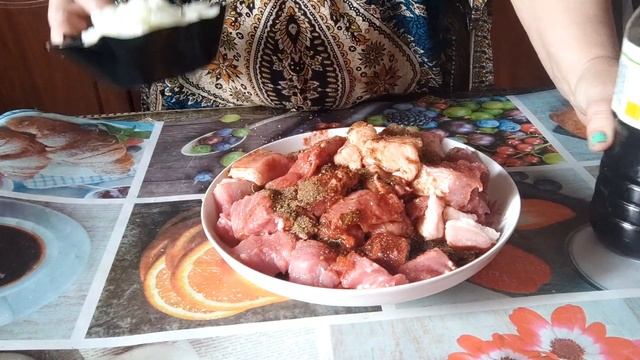 Свинина, маринованая в соевом соусе и жареная на сковороде. Рецепт супер. Пальчики оближешь. смотреть онлайн