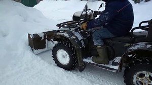 Снегоотвал для квадроцикла (часть 2) убираем снег