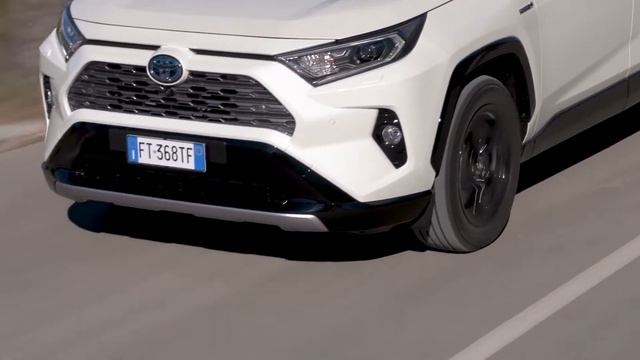 The new Toyota RAV4 in Pearl White Driving Video смотреть онлайн