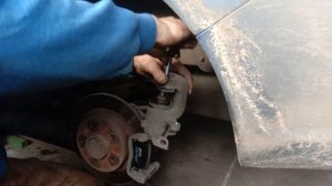 простая замена задних колодок.на дисковых задних тормозах с ручником.