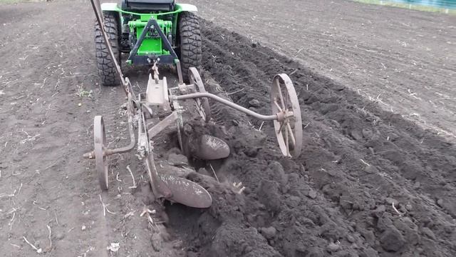 МИНИТРАКТОР в упряжке с конным плугом , пахота смотреть онлайн