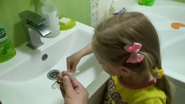 Муравьиная ферма. Кормление муравьев. смотреть онлайн