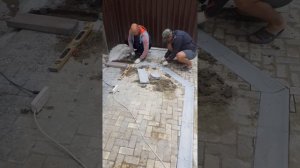 Брусчатка. Установка водостоков .