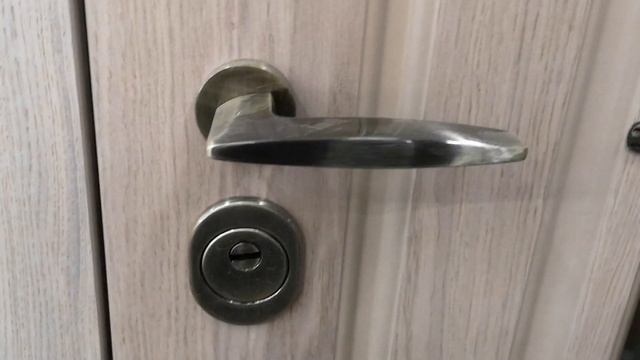 Теплая дверь входная с терморазрывом, с ковкой и стеклом для дома | заказать без посредников Москва смотреть онлайн