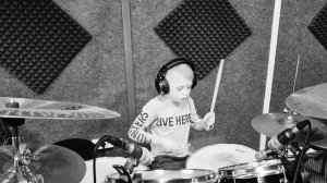 Процесс обучения на барабанах. Нам 7 лет.