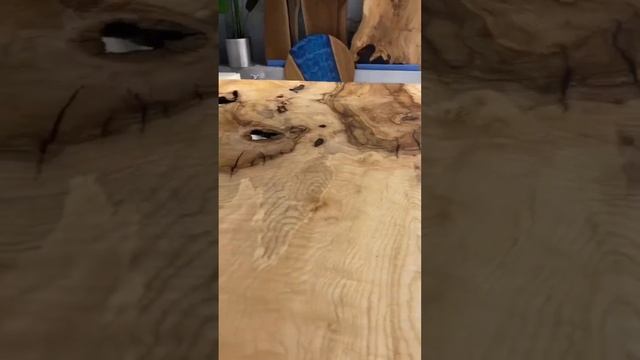 Стол из массива дерева с краем из прозрачной эпоксидной смолы. смотреть онлайн