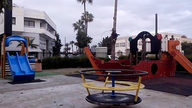 Детская площадка в Ларнаке возле муниципального театра. смотреть онлайн