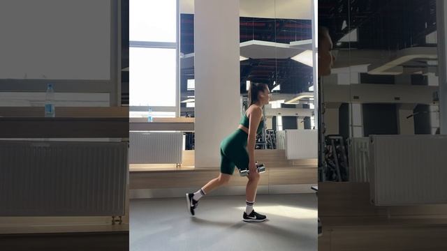 Круговые 5 неделя. Выпады назад с гантелями смотреть онлайн