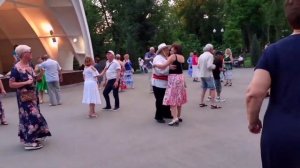 МНЕ ВЧЕРА ПРИСНИЛОСЬ, ТЫ В МЕНЯ ВЛЮБИЛАСЬ! ТАНЦЫ В ПАРКЕ ГОРЬКОГО ХАРЬКОВ СЧАСТЛИВЫЕ ДНИ