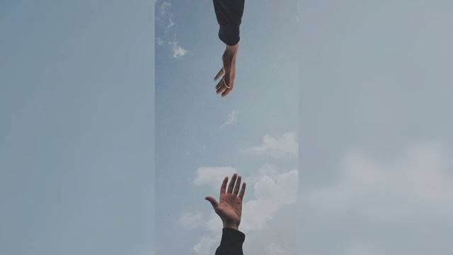 Нас тянет к тем,кто душу обнимает | Стих. смотреть онлайн