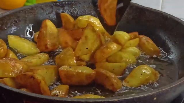Вкусный ужин быстро и просто. Жареная рыбка с картошечкой по деревенски и обалденным соусом.