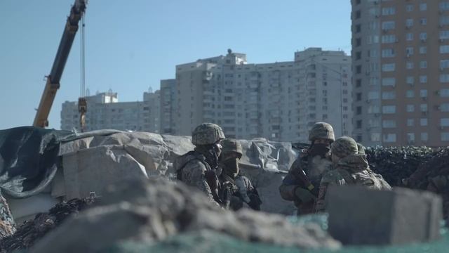 В Киеве продолжается возведение укреплений