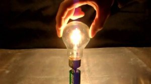 Лампочка и батарейка. Lamp and battery