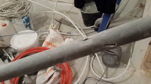 Фановая труба  с дырками замурована...