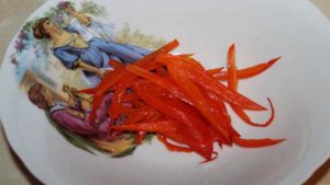 Салат из куриного мяса, сыра и перца