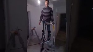 Монтаж натяжных потолков на строительных ходулях.