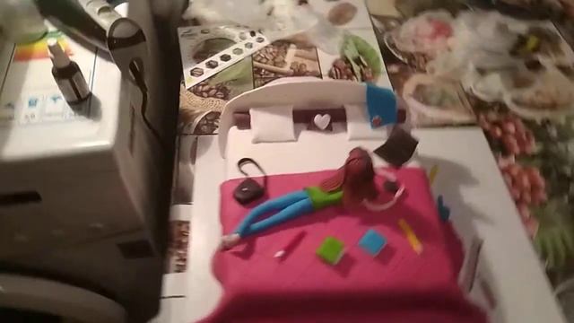 Торт девочка на кровати смотреть онлайн