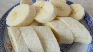 Молочный коктейль с бананом и клубникой