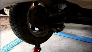 Замена заднего амортизатора на Mitsubishi Colt 1,5 Мицубиси Кольт 2003 года