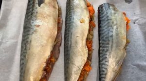 Скумбрия запеченная в духовке с луком и морковью.