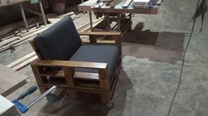 Кресло из поддонов