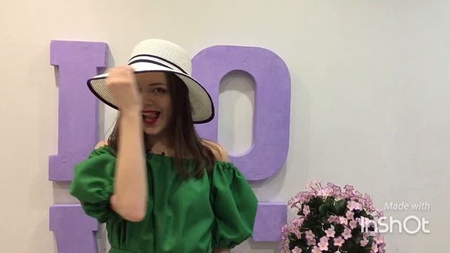 Зеленое платье с открытыми плечами