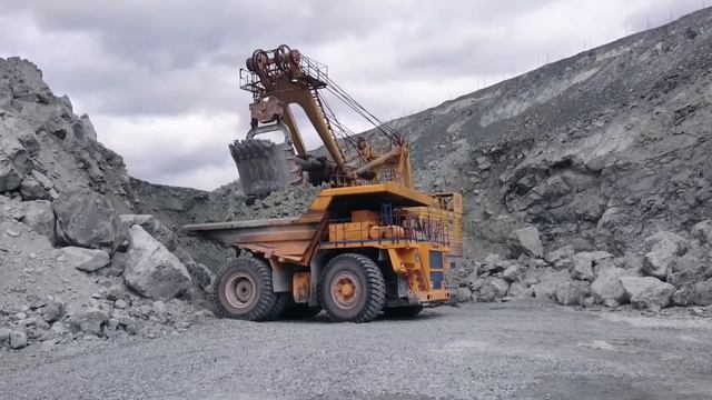 Russia - Super machines in asbestos pit / Супер машины в карьере асбеста смотреть онлайн