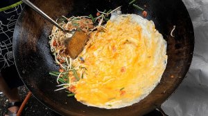Национальное тайское блюдо - Pad Thai. Бангкок, Таиланд